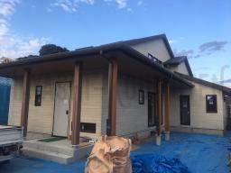 コーキングや雨樋を取り付け、足場も外されました！ 外壁工事はこれで完了です！---- COPYRIGHT©2019 霧島市 TDホーム霧島（有）林工務店 ----