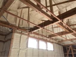 壁面・屋根面にびっしりと吹付けられています。発泡ウレタンは冷蔵庫などにも使われる断熱材です。液状のウレタンを吹き付けた後、膨らんでくるので隅々まで施工でき、気密性も高い断熱材です。---- COPYRIGHT©2019 霧島市 TDホーム霧島（有）林工務店 ----