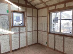 窓は、オール樹脂サッシの窓を使用しています。一般的なサッシと比べて樹脂でできているので熱が伝わりにくく冬でも結露が出にくくなっています！ガラス部分もLow-Eペアガラスと言う熱を遮断する特殊なガラスになっているため、家の断熱性を上げることができます！---- COPYRIGHT©2019 霧島市 TDホーム霧島（有）林工務店 ----