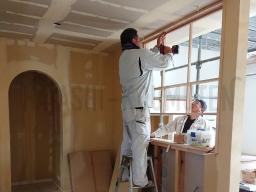 キッチンとリビングとの間仕切りに造作の室内窓が作られました---- COPYRIGHT©2019 霧島市 TDホーム霧島（有）林工務店 ----