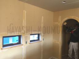 クロスを貼る前にまずはパテ塗り作業が開始されました---- COPYRIGHT©2019 霧島市 TDホーム霧島（有）林工務店 ----