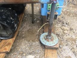 地盤調査は、「スウェーデン式サウンディング試験」と呼ばれる調査方法で行なわれました。  スクリューポイントと呼ばれるドリルのようなロッドに100キロの荷重をかけて、 回転させながら地面に貫入させて地盤の強さを測定します。---- COPYRIGHT©2018 霧島市 TDホーム霧島（有）林工務店 ----