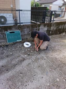 家の四隅に杭を打ち、杭に縄を結んで囲っていきます。---- COPYRIGHT©2018 霧島市 TDホーム霧島（有）林工務店 ----