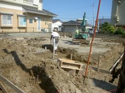 床掘りを行なった所に砕石を敷き込んでいきます(｡･ω･)ﾉﾞ ---- COPYRIGHT©2018 霧島市 TDホーム霧島（有）林工務店 ----