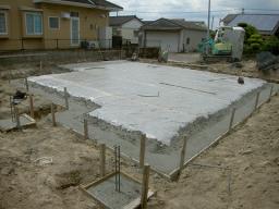 防湿シートと言う湿気が上がってこないようにするシートを敷きます！ 周りには捨てコンと言う、基礎の型枠を設置するためのコンクリートが打設されています！ ---- COPYRIGHT©2018 霧島市 TDホーム霧島（有）林工務店 ----