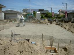 砕石を敷いて、転圧をかけて地盤を強いものにしていきます！ ---- COPYRIGHT©2018 霧島市 TDホーム霧島（有）林工務店 ----