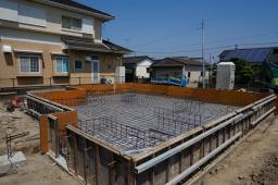 鉄筋を組み、外側の型枠を組むとこんな感じです！ ---- COPYRIGHT©2018 霧島市 TDホーム霧島（有）林工務店 ----