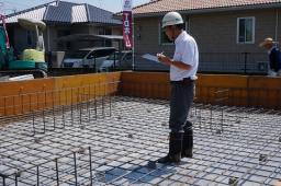 設計図通りに施工されているか、鉄筋同士の繋ぎ目の長さや鉄筋の間隔など細かく検査されました（基礎配筋検査） ---- COPYRIGHT©2018 霧島市 TDホーム霧島（有）林工務店 ----