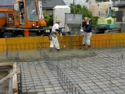 コンクリートの打設が行なわれました！クレーンを使ってコンクリートを吊り上げながら打設されました。 ---- COPYRIGHT©2018 霧島市 TDホーム霧島（有）林工務店 ----