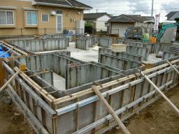 コンクリートが固まったら、立ち上がり部分の型枠を組み付けます！ ---- COPYRIGHT©2018 霧島市 TDホーム霧島（有）林工務店 ----