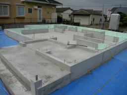 解体した後、綺麗に掃除を行ない基礎工事完了です。外周部を基礎断熱材で覆っているので断熱性が高く、地震にも強いベタ基礎です。 ---- COPYRIGHT©2018 霧島市 TDホーム霧島（有）林工務店 ----