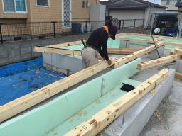 土台敷きと言う基礎と家を繋ぐ木材を 設置していく作業です。 ---- COPYRIGHT©2018 霧島市 TDホーム霧島（有）林工務店 ----