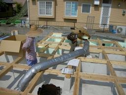 換気システムの設置が行なわれました。この換気システムは、機械による吸排気を熱交換器を通して行う為、 エアコンで調節した空気の温度だけを室内に取り戻すことができます！この時点で排気ダクトを各部屋に分配してあります！ 床面から排気するのでメンテナンスもしやすく、綿埃なども吸い取って くれて、 赤ちゃんの生活スペースである床上３０センチも綺麗な空気を 保つ事ができます。 ---- COPYRIGHT©2018 霧島市 TDホーム霧島（有）林工務店 ----