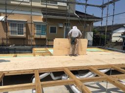 構造用合板の施工が行なわれました。この合板を土台の木材に釘留めすることで、木材同士を繋ぎ 地震などに強い構造にすることができます。 ---- COPYRIGHT©2018 霧島市 TDホーム霧島（有）林工務店 ----