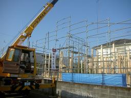 クレーンを使って家の骨組みを作る建て方の作業が行なわれました！ ---- COPYRIGHT©2018 霧島市 TDホーム霧島（有）林工務店 ----