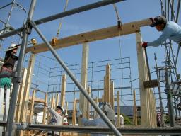 まずは、1階の柱の上に木材を取り付けていきます。 ---- COPYRIGHT©2018 霧島市 TDホーム霧島（有）林工務店 ----