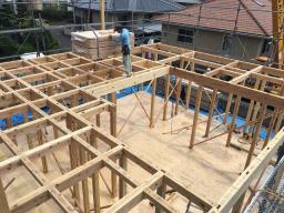 1階部分が組みあがりました。ここは、2階の床も兼ねているので、床合板を設置していきます！ ---- COPYRIGHT©2018 霧島市 TDホーム霧島（有）林工務店 ----