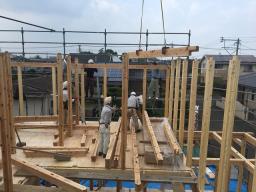 1階と同様、2階も柱を立てて骨組みを組んでいきます！ ---- COPYRIGHT©2018 霧島市 TDホーム霧島（有）林工務店 ----