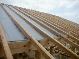 屋根を作る前に『遮熱シート』と言う太陽の熱を反射するシートを敷き込んでいます。屋根が一番熱を受ける場所なのでこのシートがあるとないとじゃ大違いです。シートを敷いた後、『垂木（たるき）』と呼ばれる木材を並べていきます！ ---- COPYRIGHT©2018 霧島市 TDホーム霧島（有）林工務店 ----