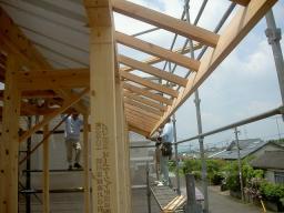 並べ終わった垂木の先端に『破風（はふ）』と言う木材が取り付けられます。ここが軒先になります。 ---- COPYRIGHT©2018 霧島市 TDホーム霧島（有）林工務店 ----