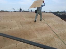 垂木の上に屋根の合板を敷き込んでいきます。 ---- COPYRIGHT©2018 霧島市 TDホーム霧島（有）林工務店 ----