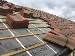 瓦の取り付けが開始されました！Ｏ様邸では、カパラスのランダムブラウンが使用されています。  ---- COPYRIGHT©2018 霧島市 TDホーム霧島（有）林工務店 ----