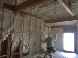 発泡ウレタン断熱材の工事が行なわれました。壁や屋根裏部分など家全体を発泡ウレタンで覆うので、 魔法瓶のように外の熱を入れずに、中の熱を出さない断熱性の高い家になります。 ---- COPYRIGHT©2018 霧島市 TDホーム霧島（有）林工務店 ----