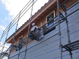 遮熱シートの施工が行なわれました。このシートは、太陽熱を反射して家の中に入るのを防ぐことができます！さらに雨水の侵入を防ぎ躯体内の湿気を外に逃がすと言う機能も兼ねています。 ---- COPYRIGHT©2018 霧島市 TDホーム霧島（有）林工務店 ----