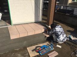 左官工事。玄関のタイルを貼ったり、基礎表面の仕上げなどが行なわれました。 ---- COPYRIGHT©2018 霧島市 TDホーム霧島（有）林工務店 ----