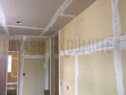 クロスを貼る前に、まずはパテ塗り作業が行なわれます！---- ©2019 霧島市 TDホーム霧島（有）林工務店 ----