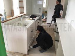 クロス工事が完了した後、キッチンの設置も行なわれました(*´∇｀*) キッチンは、ウッドワンと言うメーカーのものです！ 木目のパネルが家の雰囲気と合っていますね♪ ---- ©2019 霧島市 TDホーム霧島（有）林工務店 ----