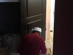 ドアの取り付けが行なわれました(｡･ω･)ﾉﾞ---- ©2019 霧島市 TDホーム霧島（有）林工務店 ----