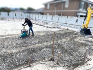 砕石敷き込み
転圧
................................
 