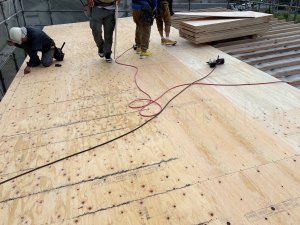 屋根の骨組み
合板
................................
 